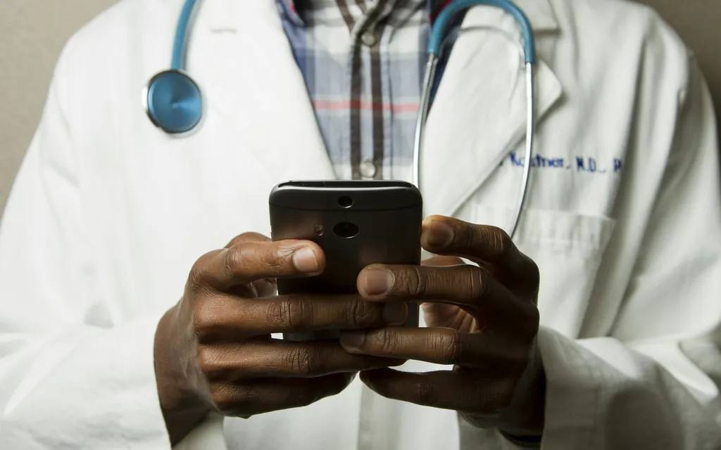 Profesional de la salud consultando una agenda en el teléfono